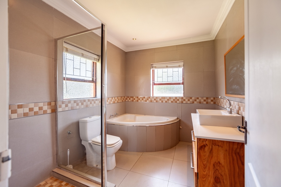 To Let 5 Bedroom Property for Rent in Door De Kraal Western Cape